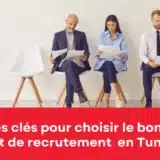 Trois personnes sont assises sur des chaises dans un cabinet de recrutement en Tunisie.